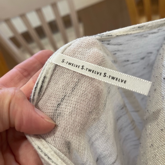 💜 5 for $25 or 3 for $18 S-Twelve gray cold shoulder top - Picture 6 of 7